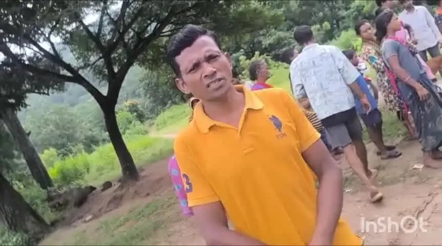 ରାୟଗଡା: ଗୁଡ଼ାରୀ ବ୍ଲକ ଶିରିଗୁଡ଼ା ଗ୍ରାମପଞ୍ଚାୟତର ସାଡାକଣା ଗ୍ରାମର ଜଣେ ଗର୍ଭବତୀଙ୍କୁ ଖଟିଆରେ ୩ କିମି ବୋହି ଗ୍ରାମବାସୀଙ୍କ ପ୍ରତିକ୍ରିୟା