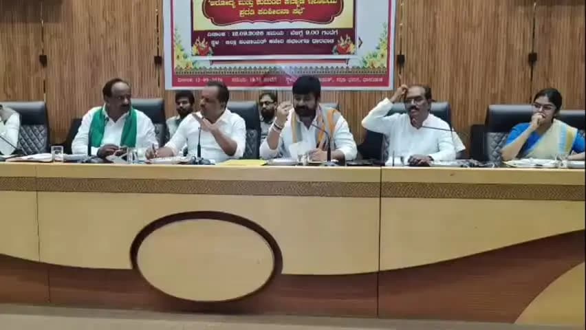 ಹುಬ್ಬಳ್ಳಿ: ಧಾರವಾಡ ಜಿಲ್ಲಾ ಪಂಚಾಯತ ಸಭಾಭವನದಲ್ಲಿ ಆರೋಗ್ಯ ಇಲಾಖೆ ಹಾಗೂ ಅಲ್ಪಸಂಖ್ಯಾತರ ಕಲ್ಯಾಣ ಇಲಾಖೆಯ ಪ್ರಗತಿ ಪರಿಶೀಲನೆ ನಡೆಸಿದ ಸಚಿವ ಯು.ಟಿ. ಖಾದರ್