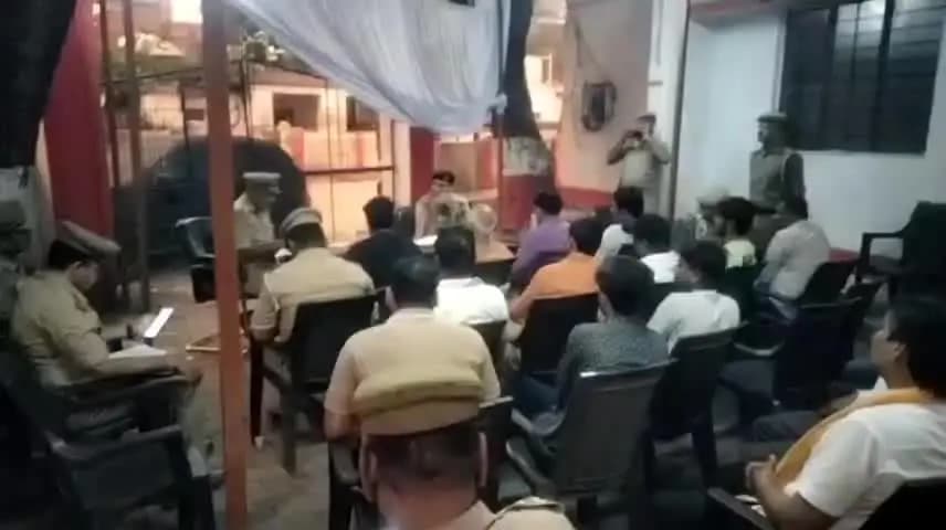 महोबा: महोबा शहर कोतवाली में गणेश चतुर्थी को लेकर पीस कमेटी की बैठक आयोजित की गई