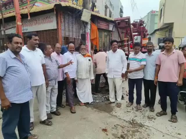నిర్మల్: జిల్లా కేంద్రంలోని చింతకుంటవాడ కాలనీలో దశాబ్దాల నాటి విద్యుత్ స్తంభాలకు ఎట్టకేలకు మార్పు, కొత్త స్తంభాలు ఏర్పాటు