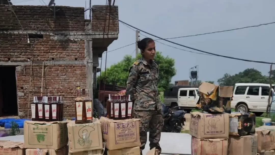 हंटरगंज: पोस्तिया में अवैध विदेशी शराब फैक्ट्री का पर्दाफाश, 600 बोतल नकली शराब, 30 लीटर स्पिरिट व कार जब्त