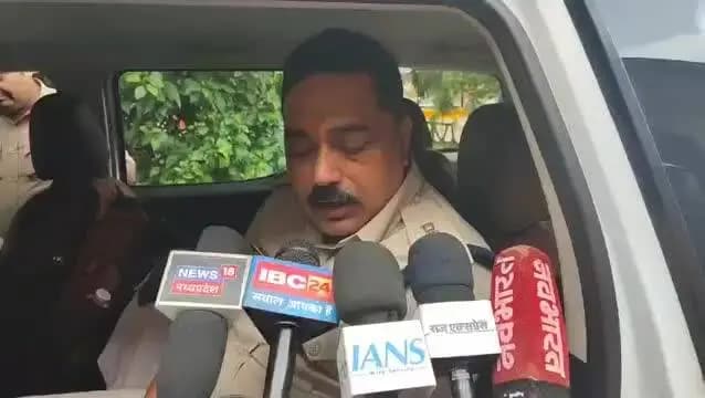 जीरो डिग्री के पास कार से खतरनाक स्टंट, गेट-शीशे से बाहर लटकते नजर आए युवक; देखें वीडियो