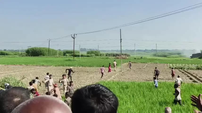 डुमरा: सीतामढ़ी में जिला पार्षद के पति की हत्या, ग्रामीणों ने पुलिस पदाधिकारी को खदेड़ा; खेत में भागे, वीडियो वायरल
