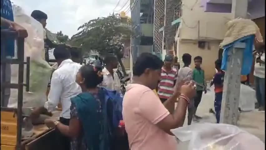ಗುಡಿಬಂಡೆ: ಬಿಜೆಪಿ ಮುಖಂಡ ಸಮಾಜ ಸೇವಕ ಸಿ ಮುನಿರಾಜುರವರಿಂದ ಗುಡಿಬಂಡೆಯಲ್ಲಿ ಗಣೇಶನ ವಿಗ್ರಹ ವಿತರಣೆ