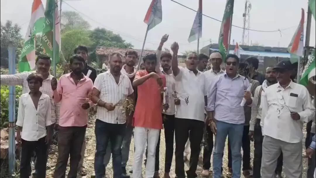 पन्ना: ककरहटी में कांग्रेस ने अतिवृष्टि से तबाह फसलों व क्षतिग्रस्त मकानों के उचित मुआवजे की मांग को लेकर किया जोरदार प्रदर्शन