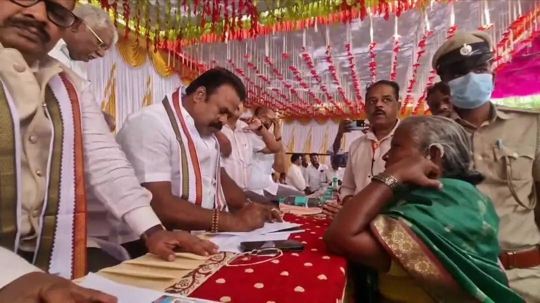 ಪಾವಗಡ: ನಾಗಲಮಡಿಕೆಯಲ್ಲಿ ನಡೆದ ಪ್ರಜಾಸೇವಾ ಅಭಿಯಾನ, ಸ್ಥಳದಲ್ಲೇ ಬಗೆಹರಿದ ಸಮಸ್ಯೆಗಳು