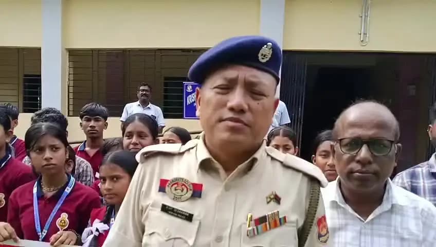 জামপুইজলা: স্কুল পড়ুয়াদের সাথে সিপাহীজলা জেলা পুলিশের সভা