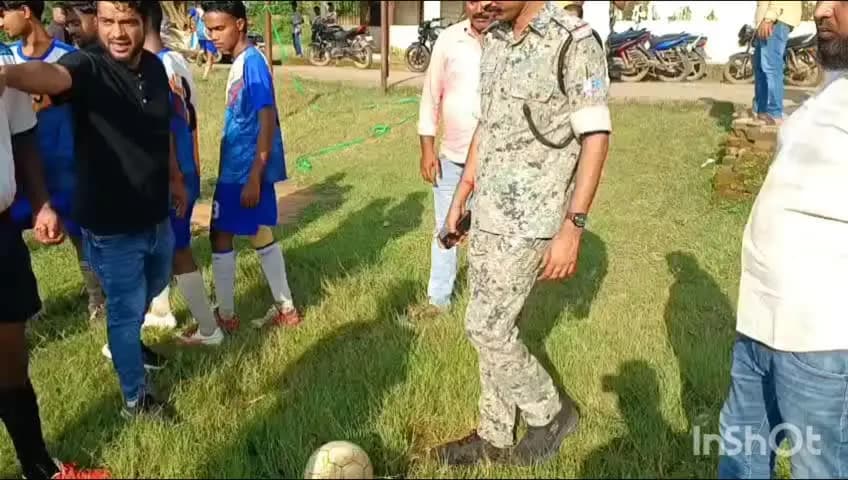 महुआडांड़: शहीद स्मारक नॉकआउट फुटबॉल टूर्नामेंट की शुरुआत शनिवार की दोपहर आवासीय विद्यालय महुआडार के खेल स्टेडियम में किया गया।
