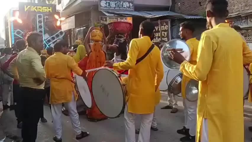 महोबा: श्रीकृष्ण जन्मभूमि को अतिक्रमण मुक्त कराने की मांग, तहसील स्थित हनुमान मंदिर से विश्व हिंदू महासंघ ने निकाली शोभायात्रा