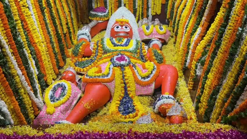 सदर: प्रयागराज: 14 दिन बाद खुले लेटे हनुमान मंदिर के कपाट, बाढ़ का पानी उतरने के बाद श्रद्धालुओं ने किए दर्शन
