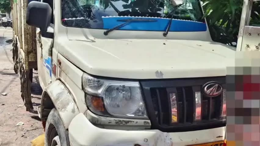 चंदौली: पुलिस टीम पर पिकअप चढ़ाने का प्रयास, पुलिया से टकराकर पलटा वाहन, माटीगांव तिराहे से बरामद हुए सात गोवंश