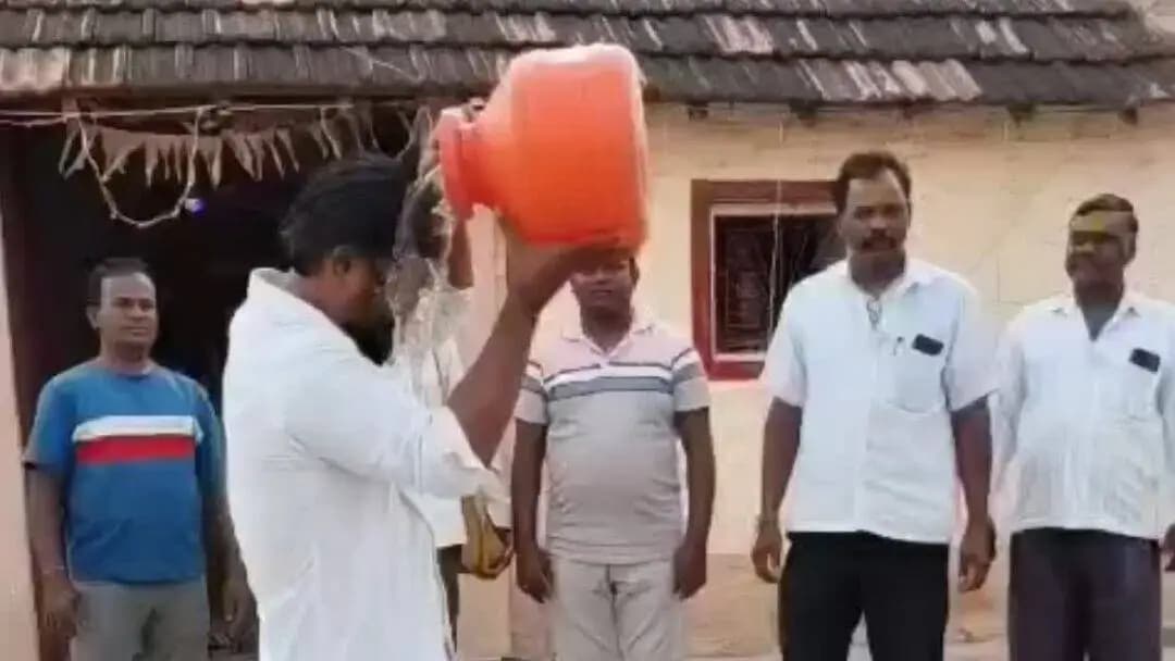 ಚಿಕ್ಕೋಡಿ: ಇಡಿಯಿಂದ ಸತೀಶ್ ಜಾರಕಿಹೊಳಿಗೆ ಮುಕ್ತಿ ಸಿಗಲಿ: ಕೆರೂರ ಗ್ರಾಮದಲ್ಲಿ ಅಭಿಮಾನಿಗಳಿಂದ ಉರುಳು ಸೇವೆ