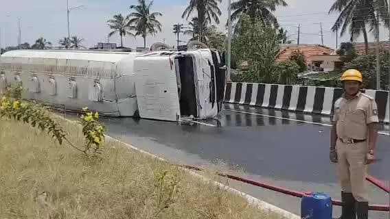 ಹಾಸನ: ಹಾಸನದ ಫ್ಲೈಓವರ್ ಮೇಲೆ ಪೆಟ್ರೋಲ್ ಟ್ಯಾಂಕರ್ ಪಲ್ಟಿ; ಸಂಚಾರ ಸಂಪೂರ್ಣ ಬಂದ್!