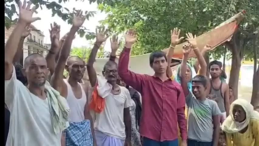 महसी: भोगाजोत परिषदीय विद्यालय के सामने कीचड़ एवं जलभराव से ग्रामीण परेशान, किया प्रदर्शन
