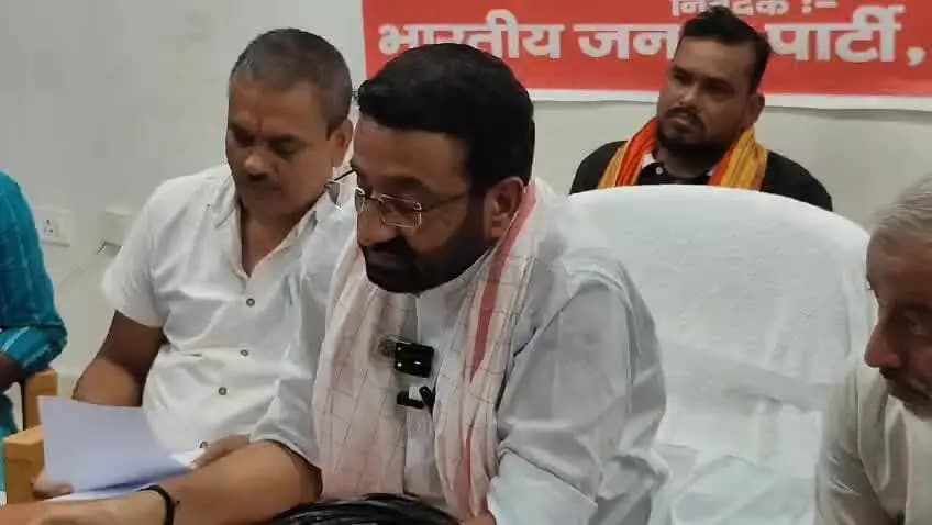 आरा: आरा के विधायक व मंत्री संजय सिंह टाइगर आरा की जन समस्या को नहीं सुनना चाहते, जरा आप भी सुनिए मंत्री जी क्या कह रहे हैं