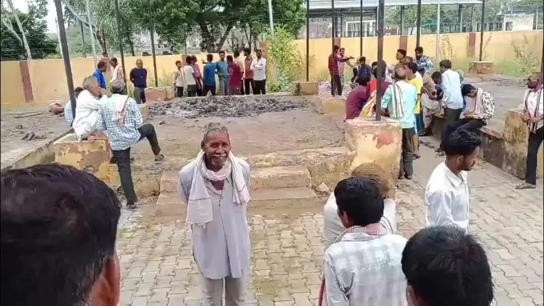 केशोरायपाटन: कापरेन में मुक्तिधाम में 2 दाहस्थलों की राख से छेड़छाड़ की आशंका, अस्थियां कम मिलने पर परिजनों में नाराजगी