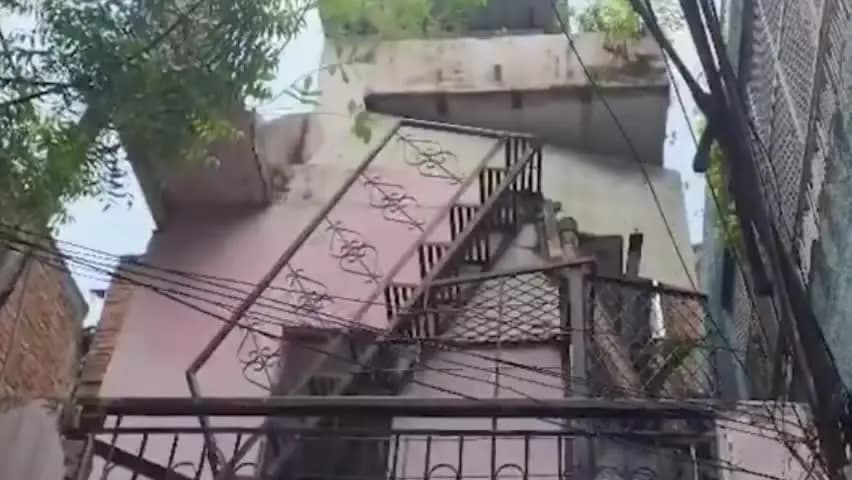 आनंद पर्वत में पुरानी इमारत की छत गिरी, मलबे में दबकर बच्चा घायल