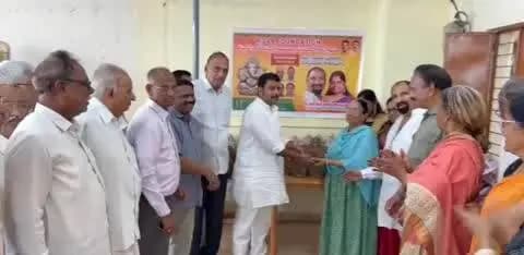 మేడ్చల్: కెపిహెచ్బి కాలనీలో మట్టి విగ్రహాల పంపిణీ