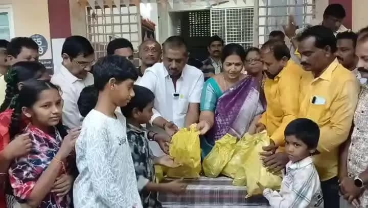 భీమవరం: పట్టణంలో ఘనంగా నియోజకవర్గ టీడీపీ ఇన్చార్జి, మాజీ ఎంపీ తోట సీతారామలక్ష్మి జన్మదిన వేడుకలు