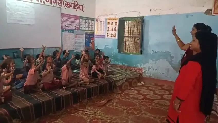 जिलाधिकारी, खगड़िया के निर्देशानुसार गोगरी प्रखंड स्थित मध्य विद्यालय उसरी में बाढ़ राहत आश्रय शिविर सह आँगनबाड़ी केंद्र का सुचारू संचालन किया जा रहा है। शिविर में विस्थापित व बाढ़ प्रभावित बच्चों की शिक्षा और मानसिक विकास को निरंतर बनाए रखने के लिए शिक्षिकाओं द्वारा खेल-खेल व बाल गीतों के माध्यम से नियमित शिक्षण गतिविधियां कराई जा रही हैं। इसके साथ ही शिविर में बच्चों के लिए सुरक्षित, अनुकूल वातावरण और आवश्यक बुनियादी सुविधाएं सुनिश्चित की गई हैं।