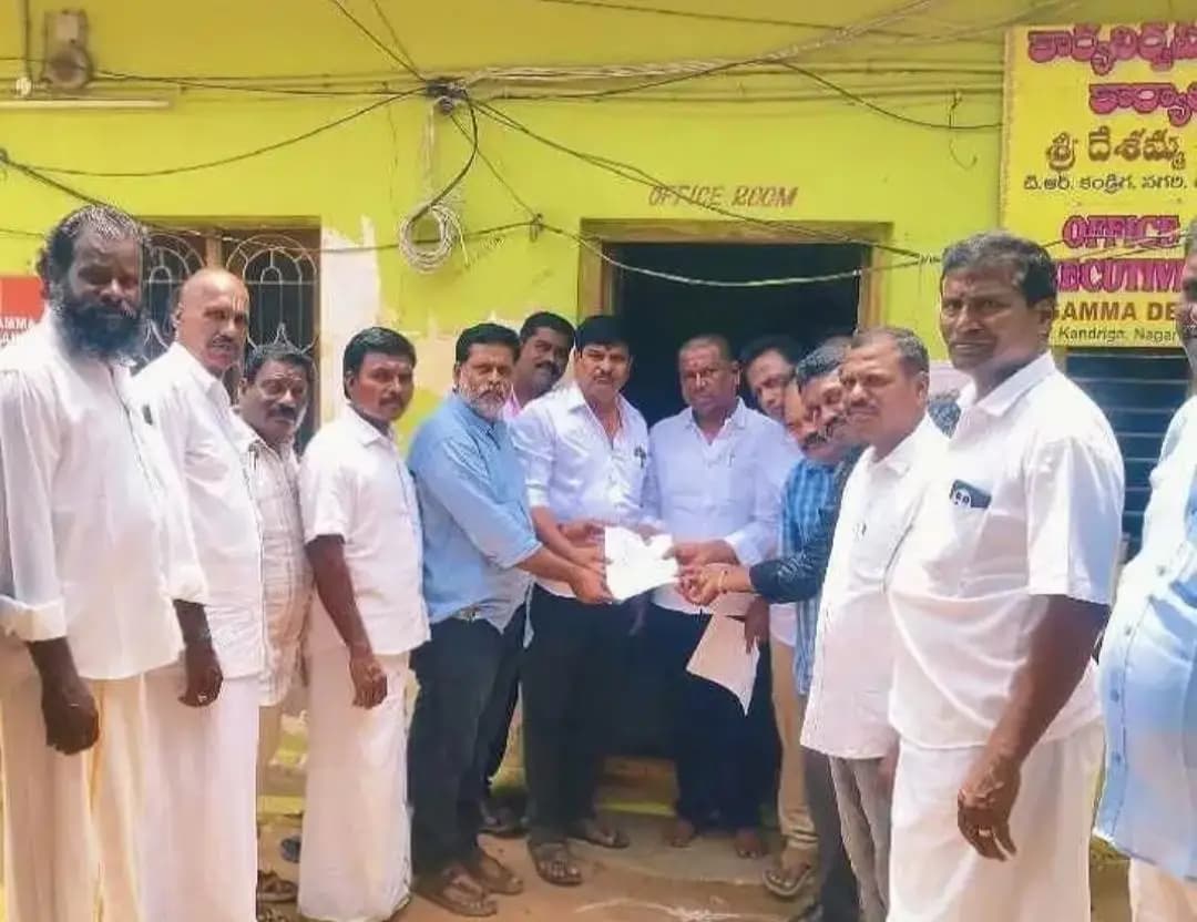 నగరి: నగరి దేశమ్మ ఆలయం: క్లర్క్ మోహనకృష్ణపై ఆరోపణలు, చర్యలు తీసుకోవాలని నేతల డిమాండ్