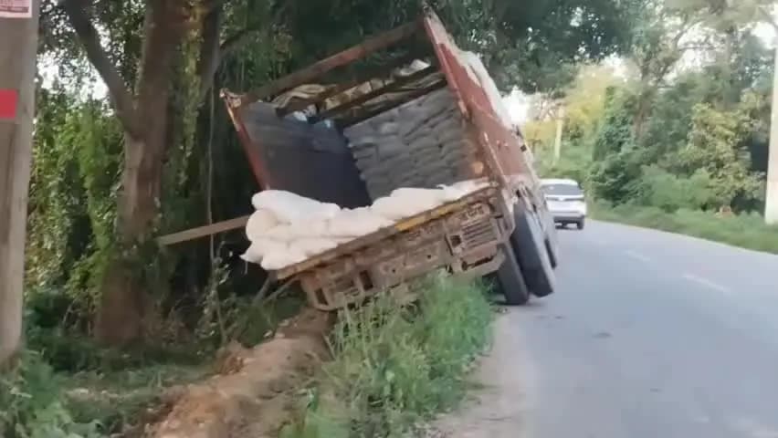 बदलापुर: विश्वकर्मा नगर में ओवरटेक के चक्कर में सड़क किनारे धंसा मालवाहक ट्रक, बड़ा हादसा टला
