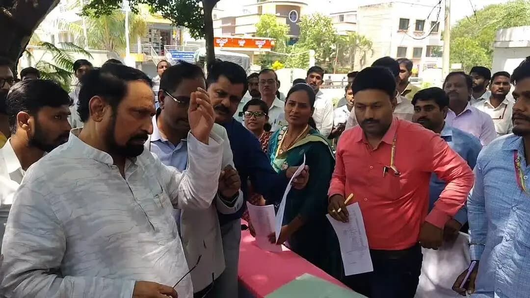 ಅಥಣಿ: ಪಟ್ಟಣದಲ್ಲಿ ಪ್ರಜಾ ಸೇವೆ ಆಂದೋಲನಕ್ಕೆ ಚಾಲನೆ ನೀಡಿದ ಸಚಿವ ಲಕ್ಷ್ಮಣ ಸವದಿ