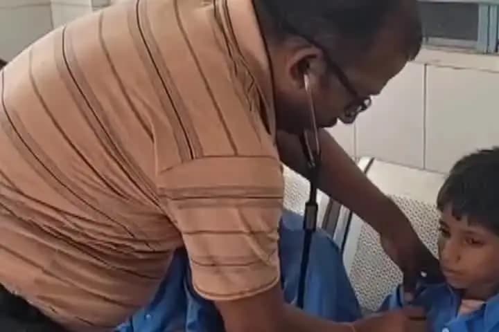 हलसी: हलसी प्रखंड के प्राथमिक विद्यालय दामोदरपुर में MDM खाने के बाद 36 से अधिक बच्चे बीमार, एक रेफर