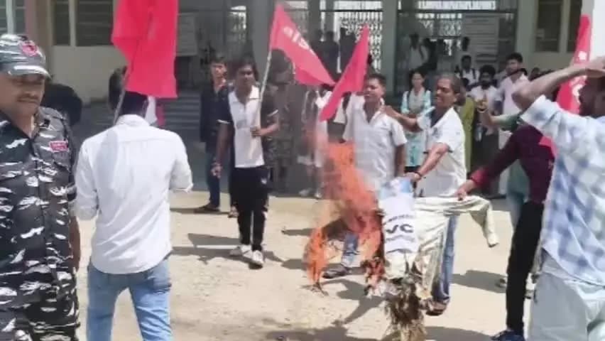 छपरा: छपरा जयप्रकाश विश्वविद्यालय: शिक्षा व्यवस्था में अनियमितता को लेकर छात्रों ने फूंका कुलपति का पुतला