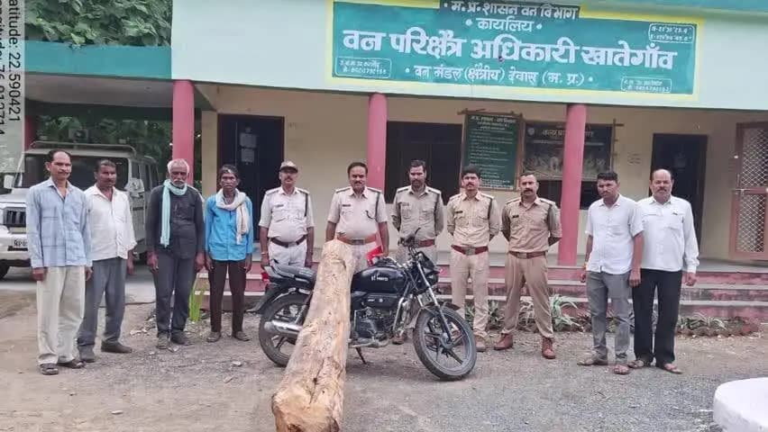 खातेगांव: वन अपराधी बाइक और लकड़ी फेंककर अंधेरे का फायदा उठाकर मौके से भाग गया