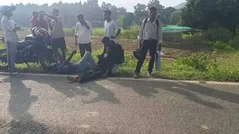गुमला: परसा के समीप बाइक सवार दो युवक पेड़ से टकराकर गंभीर रूप से जख्मी