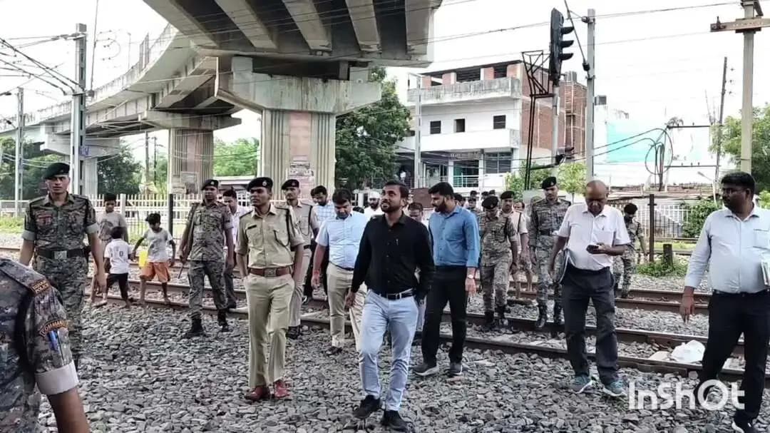 सासाराम: तकिया फ्लाईओवर पर सीढ़ी निर्माण के लिए डीएम, एसपी और रेलवे अधिकारियों ने किया संयुक्त निरीक्षण