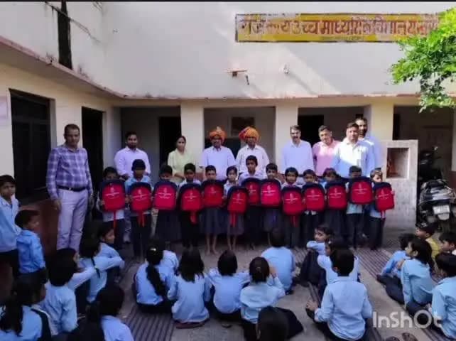 उच्चैन: शिक्षा के लिए मदद का हाथ बढ़ाते हुए, भामाशाह मित्तल दंपती ने 60 बच्चों को बांटे स्कूल बैग