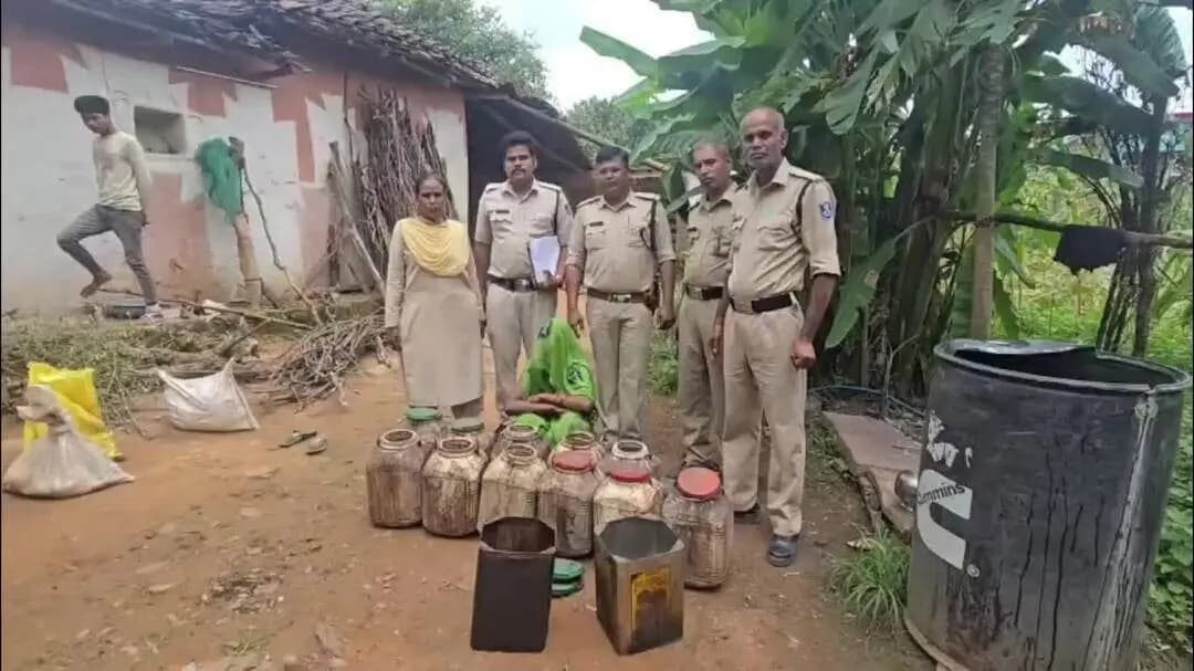 सिमरिया: पन्ना: कल्दा में आबकारी विभाग ने बाड़े-शौचालय से अवैध शराब, 360 किलो महुआ लाहन जब्त किया