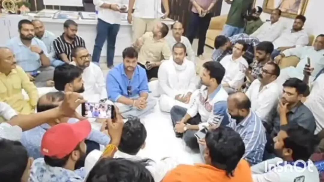 बलिया: खेसारी लाल यादव और रितेश पांडेय खनवर पहुंचे, दिवंगत उमाशंकर सिंह को दी श्रद्धांजलि