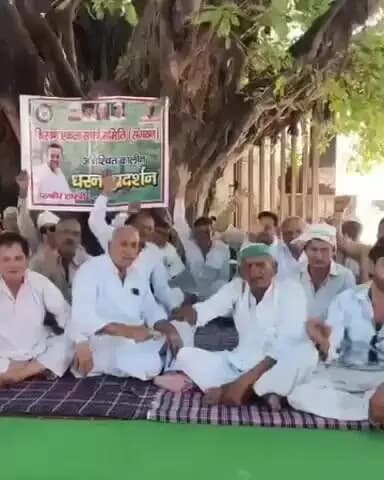 शामली: शामली की गन्ना सोसायटी में किसानों की मांगों को लेकर धरना जारी, किसानों ने मांगा लिखित जवाब