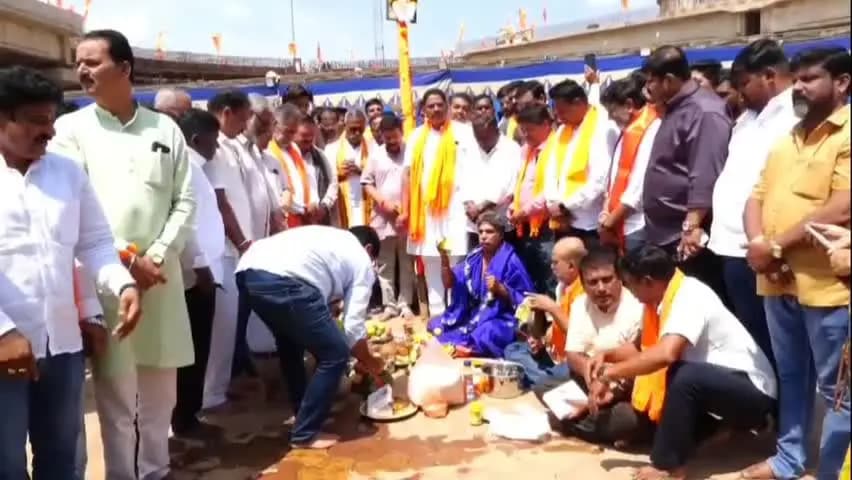 ಹುಬ್ಬಳ್ಳಿ ನಗರ: ಹುಬ್ಬಳ್ಳಿಯ ರಾಣಿ ಚನ್ನಮ್ಮ ಮೈದಾನದಲ್ಲಿ ಗಣಪತಿ ಪ್ರತಿಷ್ಠಾಪನೆಗೆ ಸಿದ್ಧತೆ: ಗಜಾನನ ಉತ್ಸವ ಮಹಾಮಂಡಳದ ವತಿಯಿಂದ ಹಾಲಕಂಬ ಪೂಜೆ