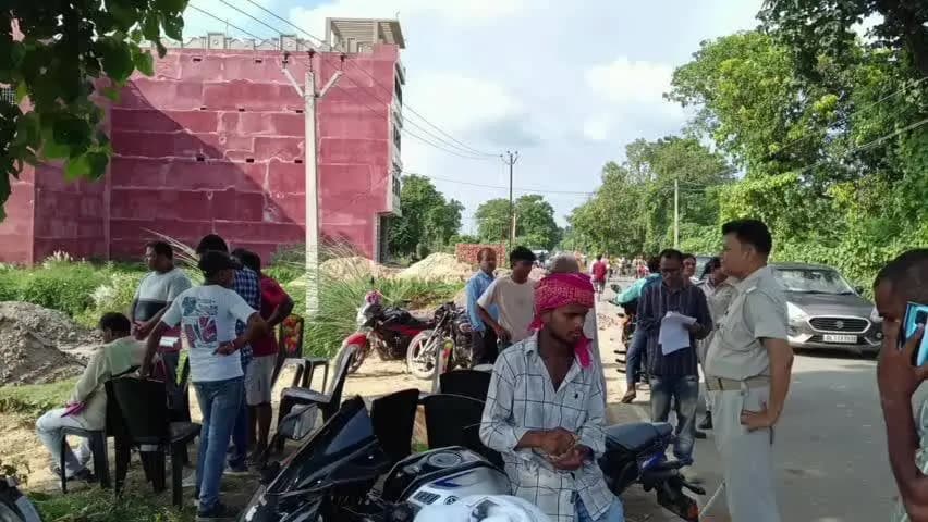 नरकटियागंज: डीसीएलआर कोर्ट के आदेश पर प्रशासनिक टीम ने पुलिस बल के साथ महिला को 10 धुर जमीन का कब्जा दिलाया