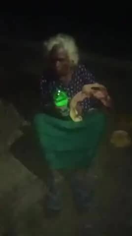 नगर: डीग रोड गवा नौगावां पास सड़क पर बैठी मिली एक बुजुर्ग महिला, सूचना पर पुलिस ने परिजनों तक पहुंचाने की कोशिश की