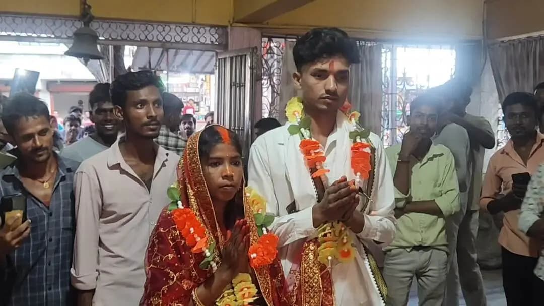 हंटरगंज: चार साल के प्रेम के बाद प्रेमी युगल ने हंटरगंज देवी मंडप में शादी रचाई, अपाचे बाइक से दुल्हन को घर ले गए