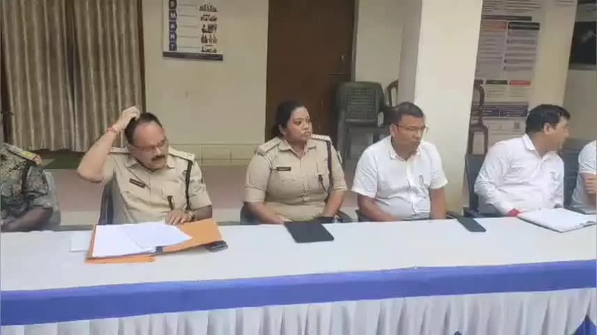गुमला: गुमला थाना परिसर में शांति समिति की बैठक संपन्न, त्योहारों में शांति व्यवस्था पर जोर*