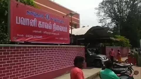 பவானி: புதிய பாலம் பகுதியில் தமிழக அரசால் தடை செய்யப்பட்ட வெளி மாநில லாட்டரி சீட்டுகளின் எண்களை வெள்ளைத்தாலில் எழுதிக்கொடுத்து பொதுமக்களை ஏமாற்றியதாக
