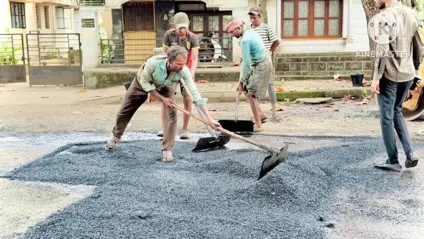 ಬೆಳಗಾವಿ: ನಗರದಲ್ಲಿನ ಸುರಕ್ಷಿತ ಸಂಚಾರಕ್ಕಾಗಿ ರಸ್ತೆಗಳಲ್ಲಿನ ಗುಂಡಿ ಮುಚ್ಚುವ ಕಾಮಗಾರಿಗಳ ಪ್ರಗತಿ ಪರಿಶೀಲನೆ ನಡೆಸಿದ ಶಾಸಕಿ ಲಕ್ಷ್ಮೀ ಹೆಬ್ಬಾಳಕರ