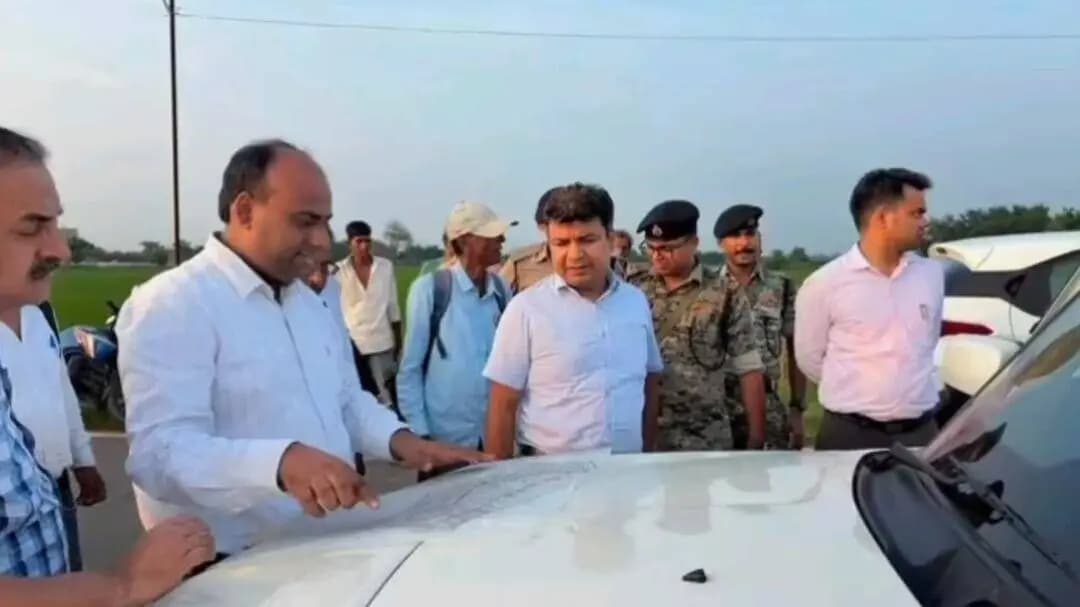 चेनारी: चेनारी में एयरपोर्ट के लिए जमीन का निरीक्षण, डीएम ने स्थल का लिया जायजा