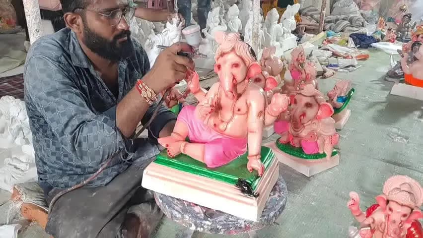 खंडवा नगर: गणपति की प्रतिमाएं कृष्ण रूप में तो कहीं चांद पर विराजीं, मूर्तिकार दे रहे अंतिम रूप