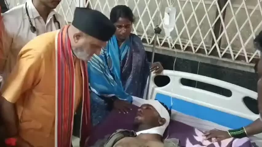 ಹುಬ್ಬಳ್ಳಿ ನಗರ: ಹಾವೇರಿಯಲ್ಲಿ ಮಾರಾಮಾರಿ ಪ್ರಕರಣದ ಗಾಯಾಳುಗಳನ್ನು ಹುಬ್ಬಳ್ಳಿ ಕಿಮ್ಸ್ ಆಸ್ಪತ್ರೆಯಲ್ಲಿ ಶ್ರೀರಾಮಸೇನೆ ಅಧ್ಯಕ್ಷ ಪ್ರಮೋದ ಮುತಾಲಿಕ್ ಭೇಟಿ