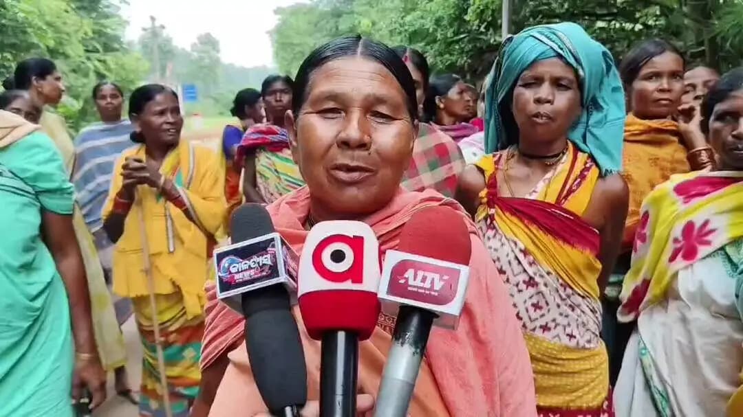 ନବରଙ୍ଗପୁର ପୋଲିସ ଷ୍ଟେସନ: ହାତରେ ଠେଙ୍ଗା-ବାଡ଼ି, ମନରେ ସଂକଳ୍ପ: ନବରଙ୍ଗପୁରରେ ଜୋରଦାର ହେଉଛି ମହିଳାଙ୍କ ମଦ ବିରୋଧୀ ଆନ୍ଦୋଳନ