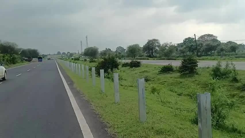 लखनादौन: लखनादौन विकासखंड के नेशनल हाईवे क्रमांक 34 में विभाग लगा रहा रेलिंग
