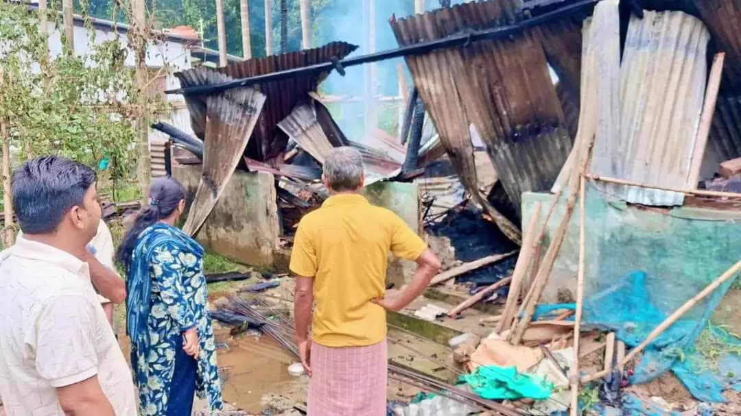 কমলপুর: কমলপুর এলাকার একটি বাড়িতে আগুন ধরে যায়, তাদের বাড়িতে ছুটে যান জেলা পরিষদের সভাধিপতি