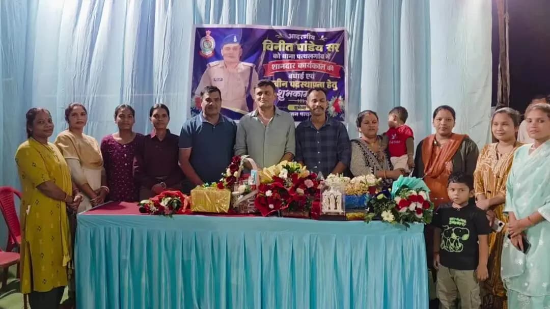 पत्थलगांव: पत्थलगांव थाना प्रभारी विनीत पांडेय को दी गई भावभीनी विदाई